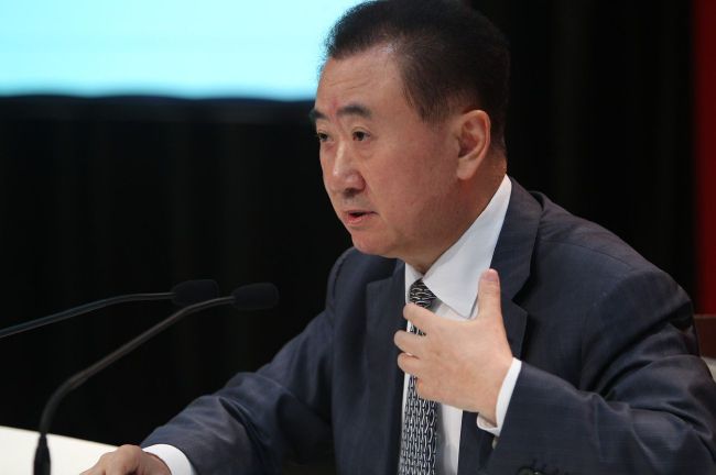 为什么？首先，Studio这个词比较有迷惑性，不管是作为制片厂、摄影棚还是工作室的意思，看起来都指向了内容型企业但准确地说，Studio在指向好莱坞;六大的时候，不止是内容（制片），它们无论是在源起的上个世纪初，还是在三四十年代的鼎盛时期，这些Studio真正的王牌都是发行，其最坚实的竞争力就是发行网络